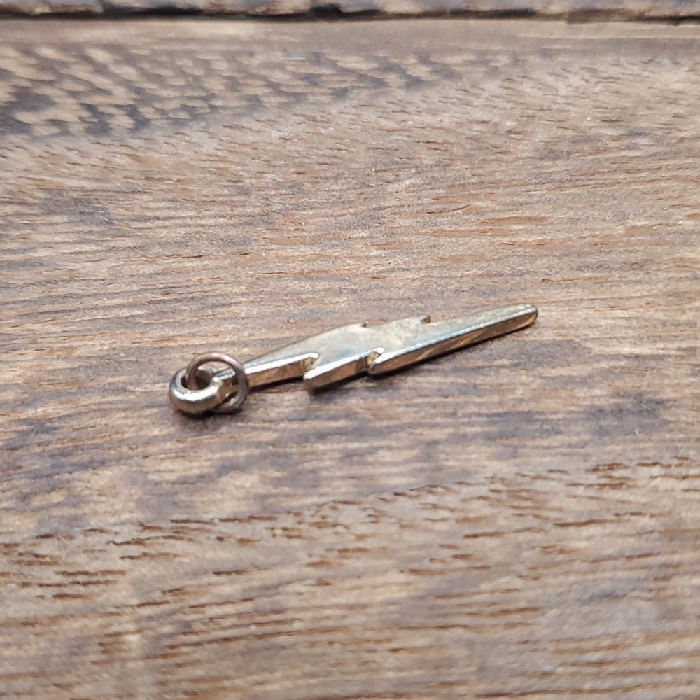 Lighting‎ bolt charm - Picture 1 of 2
